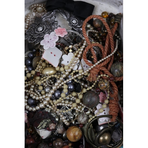 112 - Collection of costume jewellery
