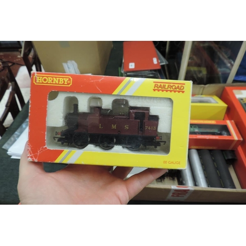 255 - Good collection of Hornby locomotives to include the Flying Scotsman