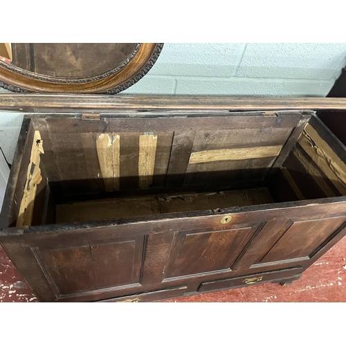 317 - 19th c. Georgian oak mule chest , with 2 lower drawers, panelled with brass fixtures - Approx W: 127... 
