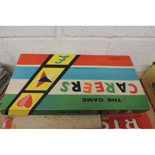 340 - Collection of vintage board games to include monopoly and minoru