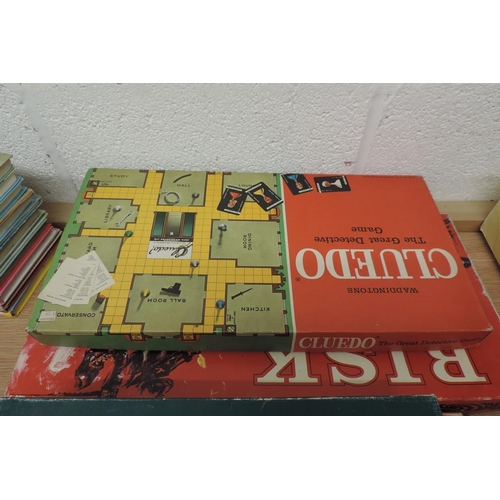 340 - Collection of vintage board games to include monopoly and minoru