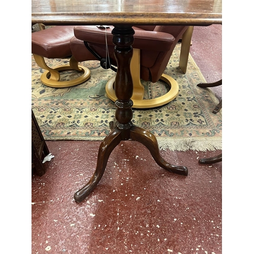 411 - Mahogany pedestal table 