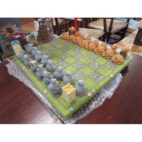 447 - Unusual cat and mouse chess board and figures