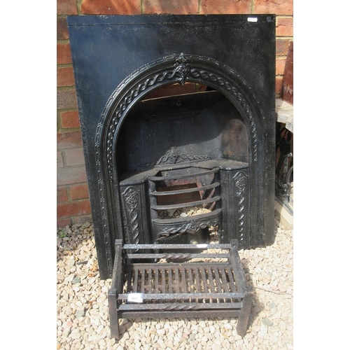 489 - Victorian cast iron fire surrounding complete