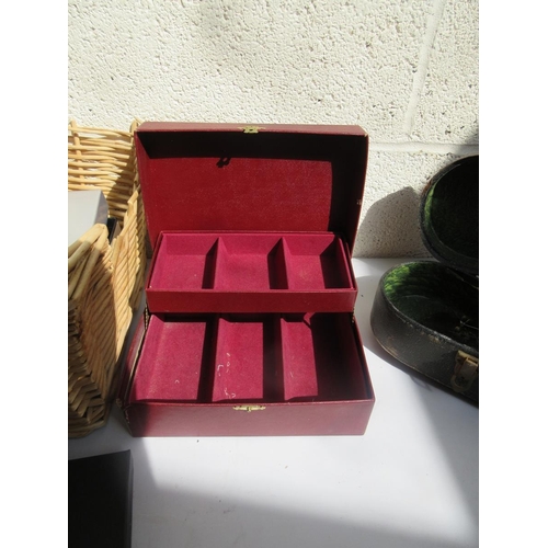 412 - Collection of jewellery boxes