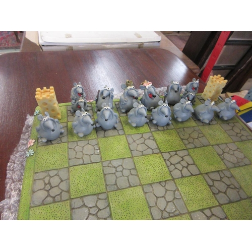 447 - Unusual cat and mouse chess board and figures