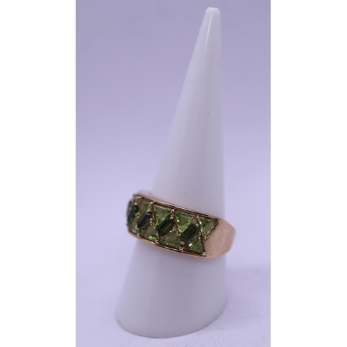 45 - 9ct gold peridot set ring - Size R