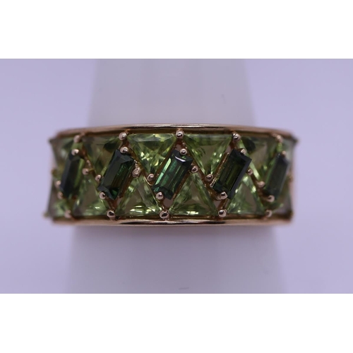 45 - 9ct gold peridot set ring - Size R