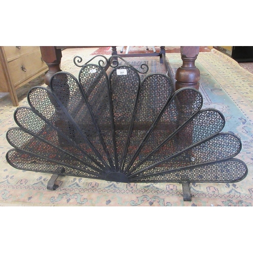 301 - Peacock style fire screen