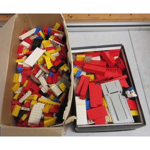 323 - Large quantity of LEGO