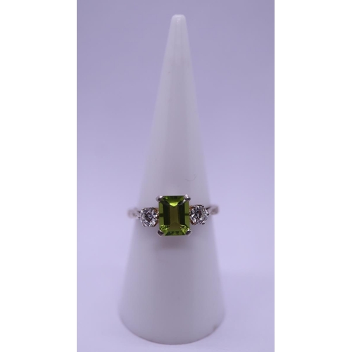 54 - Silver and peridot ring - Size N