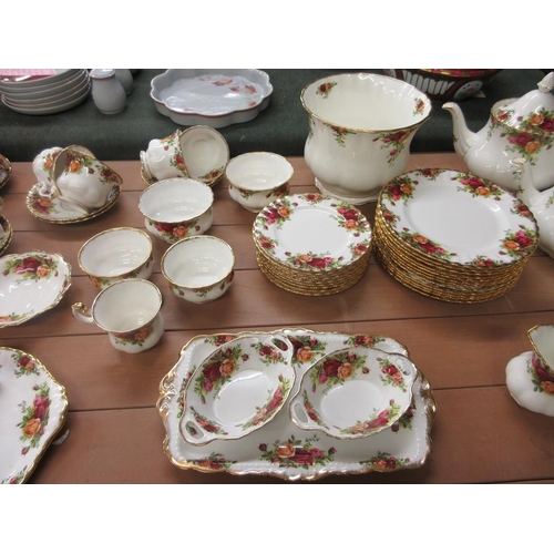 218 - Large collection of Royal Albert Old Country Roses (approx 90 pieces)