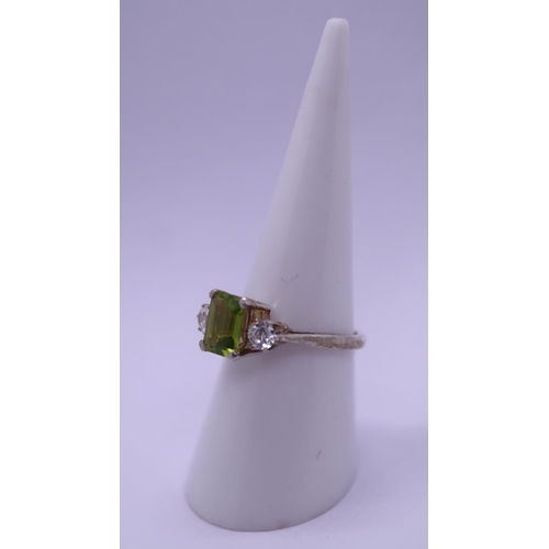 54 - Silver and peridot ring - Size N