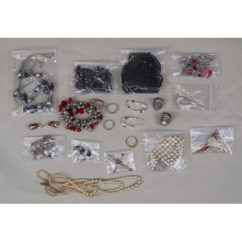 111 - Collection of costume jewellery