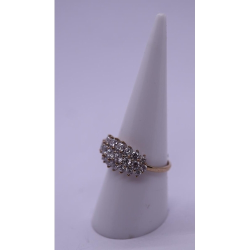 99 - 9ct gold 3 stone ring - Size O