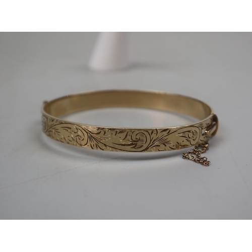 53 - 1/5 9ct gold hinged bangle