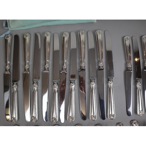 10 - Tiffany & Co. Shell and Thread Sterling silver flatware - 12 complete settings consisting of din... 