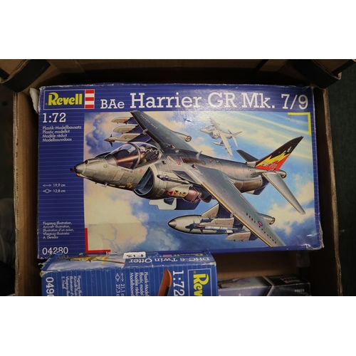 231 - 8 model kits by Revell