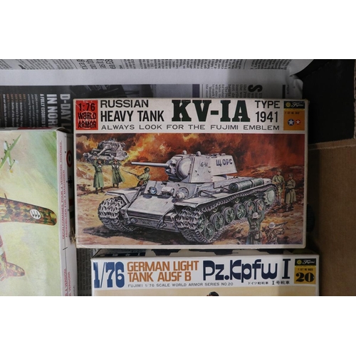 233 - 8 model kits, various makers