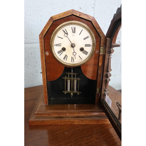 330 - Early 1900s mantle clock with its key in good order