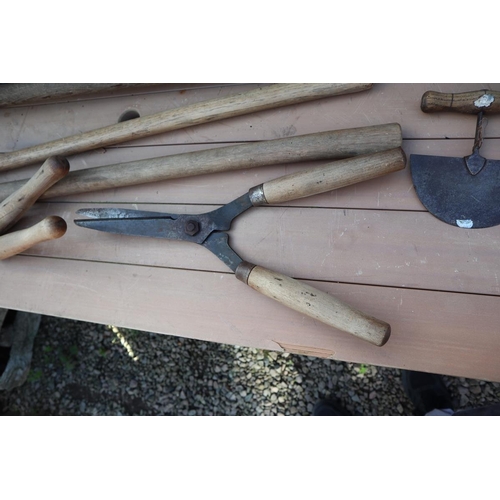 505 - Collection of vintage gardening tools