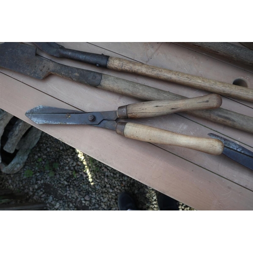 505 - Collection of vintage gardening tools