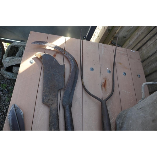 505 - Collection of vintage gardening tools