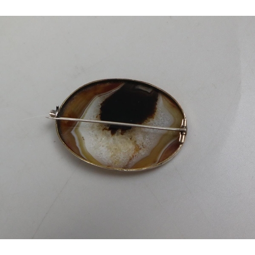 64 - 9ct gold mounted stone agate brooch