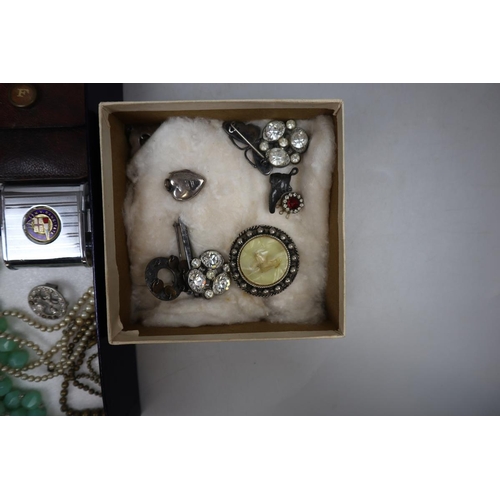 89 - Collection of jewellery and collectables