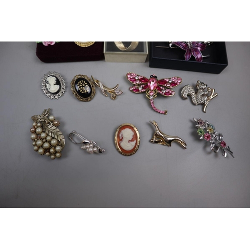 94 - Collection of vintage brooches & scarf clips