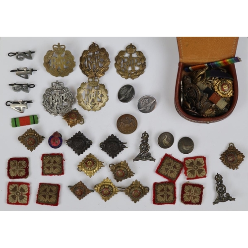 24 - WW1/WW2 British army/Air Force buttons, badges, and stud box containing officers dog tags and pips, ... 