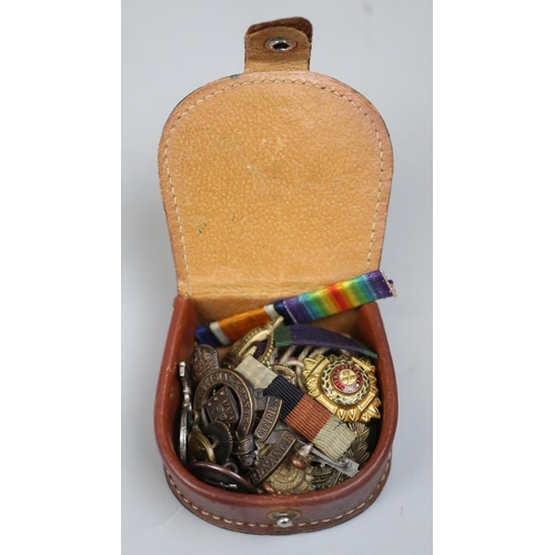 24 - WW1/WW2 British army/Air Force buttons, badges, and stud box containing officers dog tags and pips, ... 