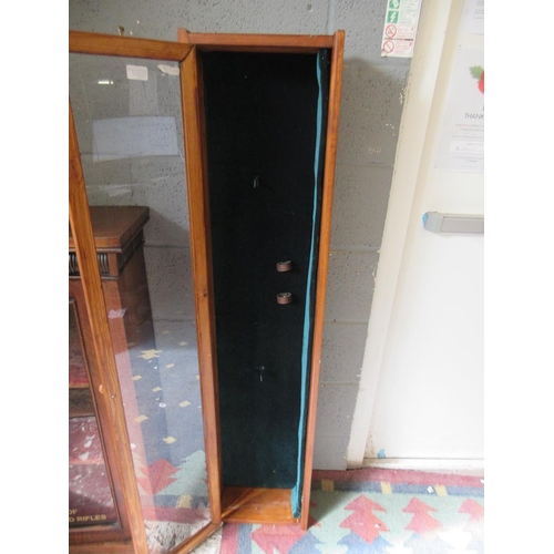 407 - Wooden gun cabinet - Approx H: 138cm  W: 31cm  D: 13cm