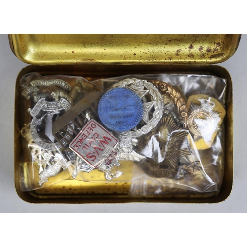 70 - WW1 Princess Mary Christmas gift tin containing military badges, buttons and pins