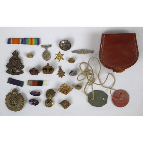 24 - WW1/WW2 British army/Air Force buttons, badges, and stud box containing officers dog tags and pips, ... 