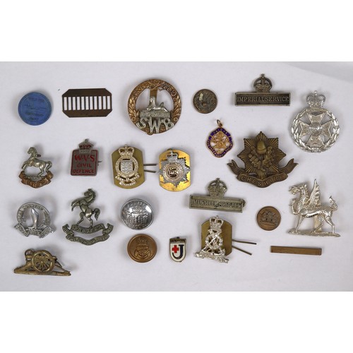 70 - WW1 Princess Mary Christmas gift tin containing military badges, buttons and pins