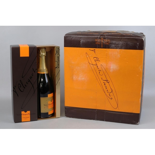 136 - 6 boxed bottles of vintage 2004 Veuve Clicquot Maison Fondee