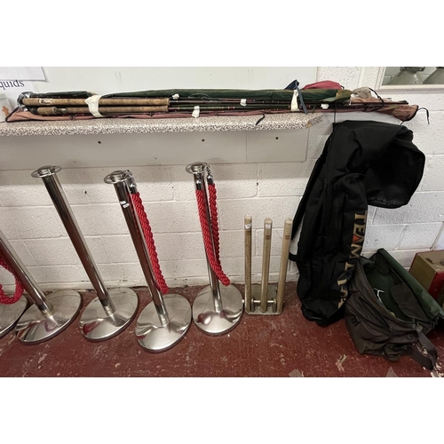 386 - Collection of coarse fishing rods to include bag and fresh water reels