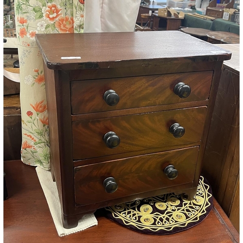 425 - Small chest of drawers - Approx W: 43cm D: 28cm H: 45cm