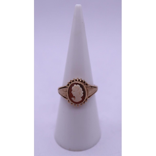 51 - 9ct gold cameo set ring - Approx weight 3g - Size M