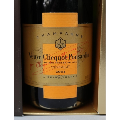 136 - 6 boxed bottles of vintage 2004 Veuve Clicquot Maison Fondee