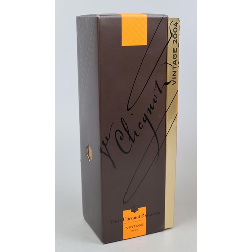 136 - 6 boxed bottles of vintage 2004 Veuve Clicquot Maison Fondee