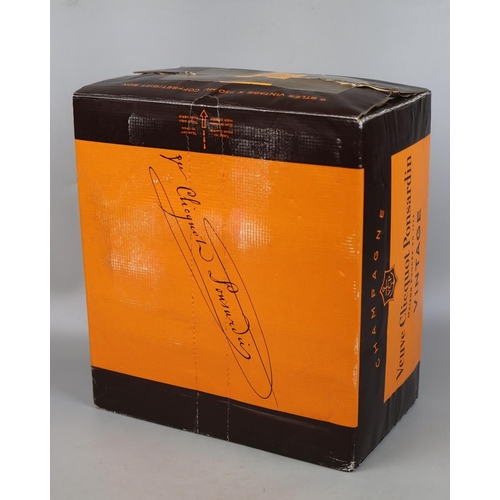 136 - 6 boxed bottles of vintage 2004 Veuve Clicquot Maison Fondee