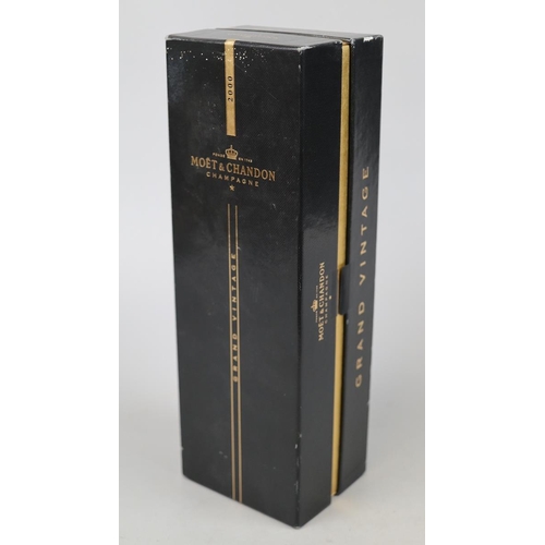 139 - Boxed Moet & Chandon Grand Vintage 2000