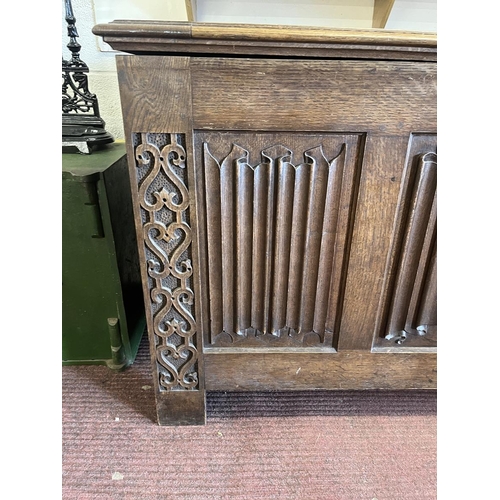 393 - Oak blanket box with linen-fold panels - Approx W: 119cm D: 63cm H:77cm