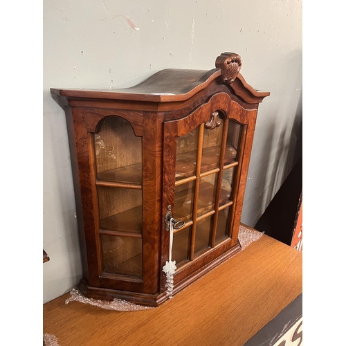 409 - Table top display cabinet