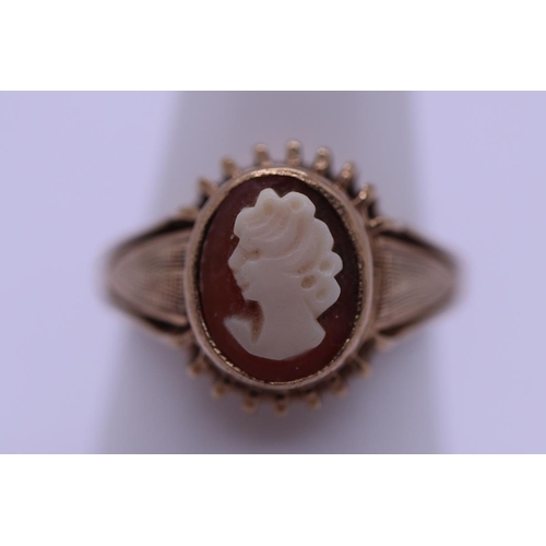 51 - 9ct gold cameo set ring - Approx weight 3g - Size M