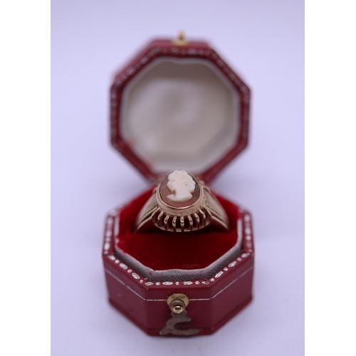 51 - 9ct gold cameo set ring - Approx weight 3g - Size M