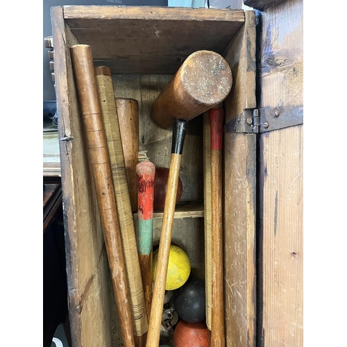 524 - Vintage croquet set in case