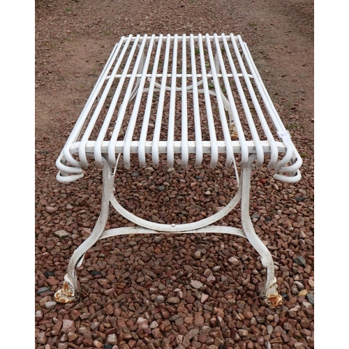 538 - White metal garden bench